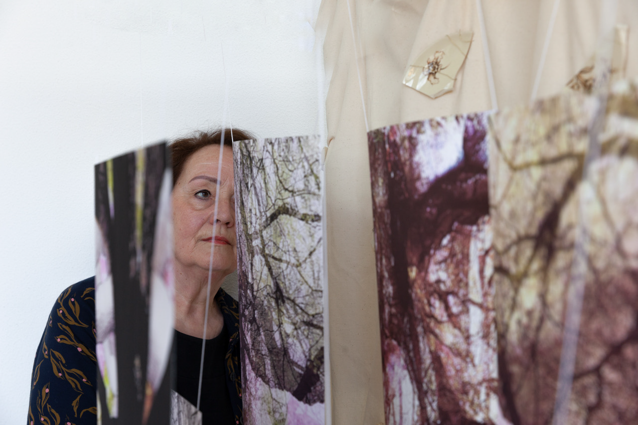 Rietje bij haar werk, foto Dick Doorduin